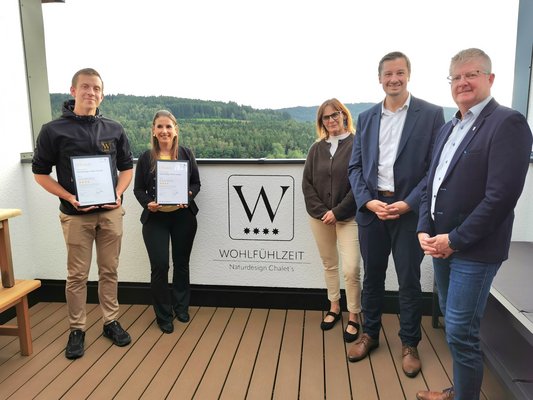 Foto: Florian Wutz, Katrin Löffler, DTV-Zertifizierung, Petra Meindl, Landkreistouristikerin und Geschäftsführerin des Naturparks Oberer Bayerischer Wald, Landrat Christian Schindler und Bürgermeister der Gemeinde Rimbach, Heinz Niedermayer