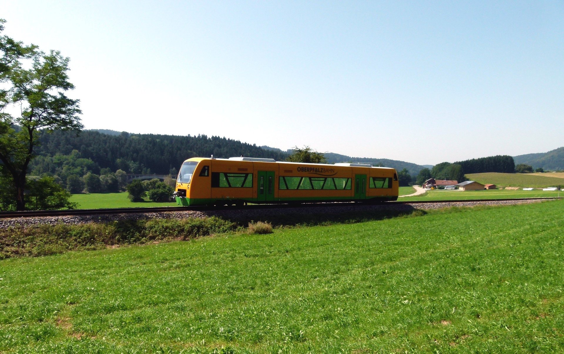 Anreise Blick auf den fahrenden Zug der Oberpfalzbahn in der Natur