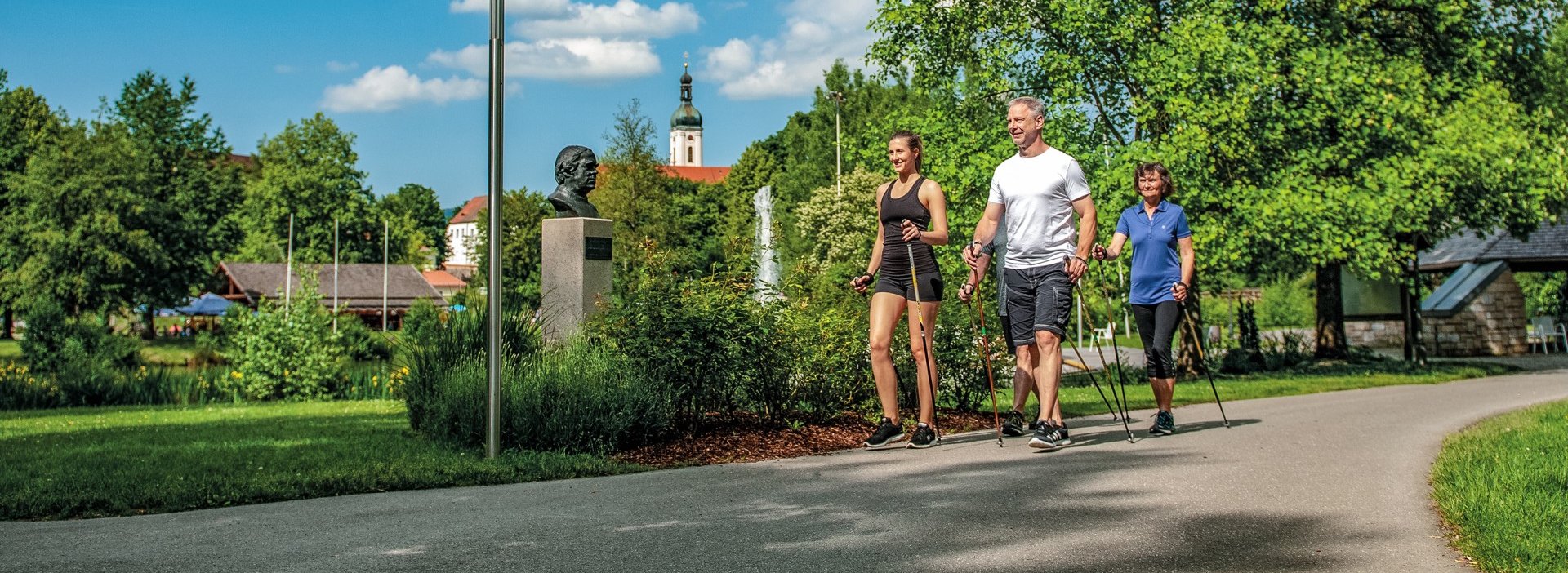 Personen beim Nordic-Walking im Park