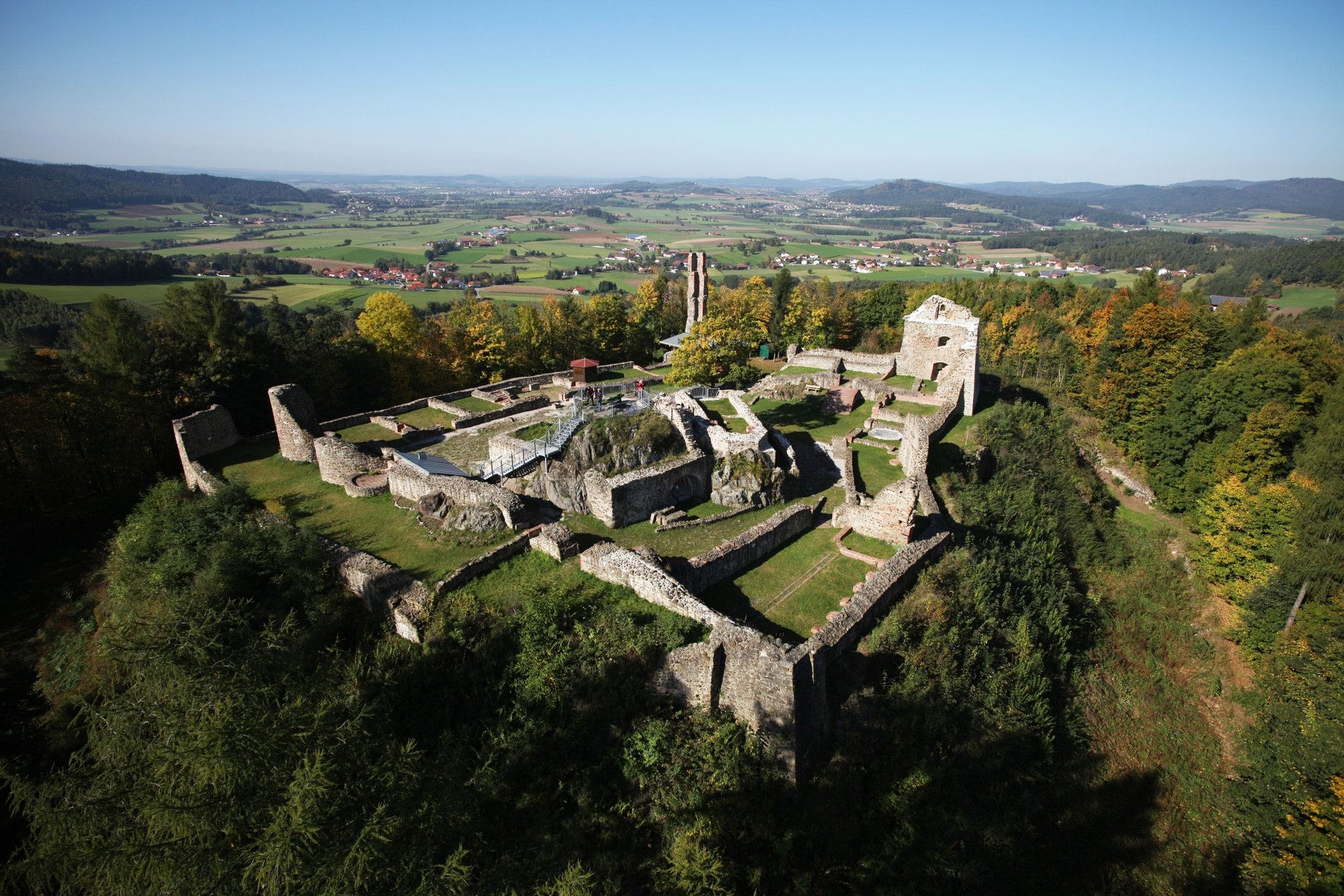 Burgruine mitten im Bayerischen Wald