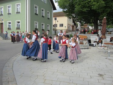 Tanz der Trachtenkinder beim Kirtabaumaufstellen in Grafenwiesen