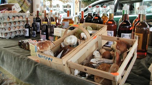 Marktstand am Wochenmarkt und Bauernmarkt am Platz vor St. Veit