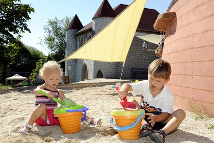 Spielende Kinder beim Ulrichshof in Zettisch