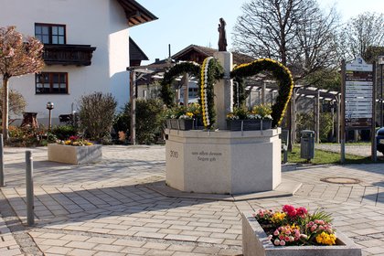 Blick auf den Osterbrunnen in Zandt