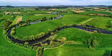 Fluss Regen machte eine Kurve in der Regentalaue