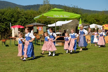 Aufmarschierende Trachtenkinder bei einem Gartenfest