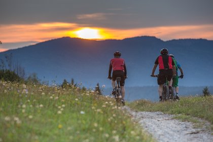 Radler in der untergehenden Abendsonne