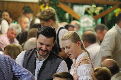 Blick auf ein Paar die das Oktoberfest in der Lindnerbräu-Festhalle besuchen 