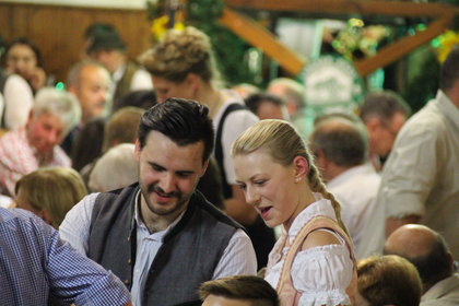 Blick auf ein Paar die das Oktoberfest in der Lindnerbräu-Festhalle besuchen 