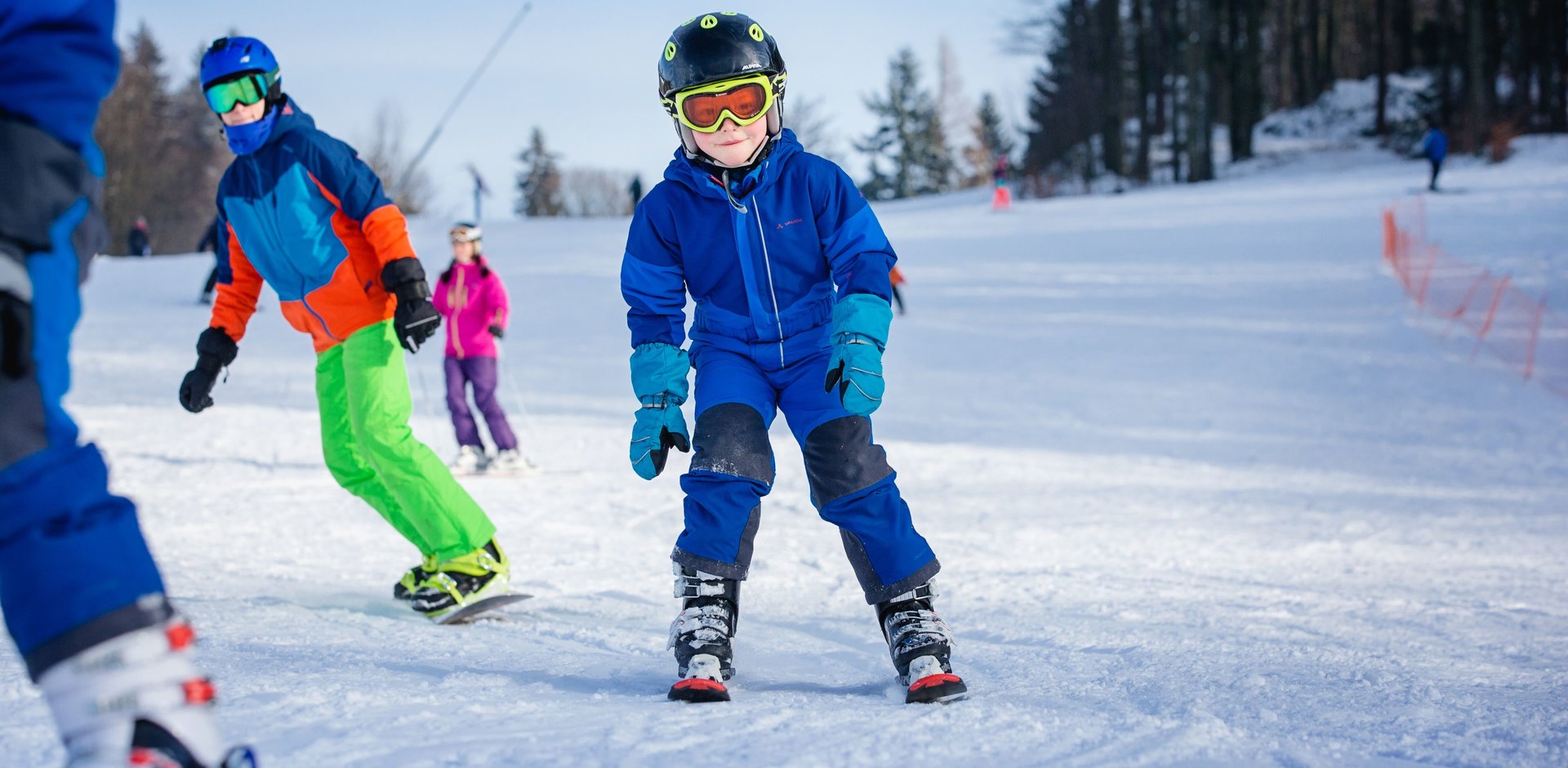 Kinder fahren Ski