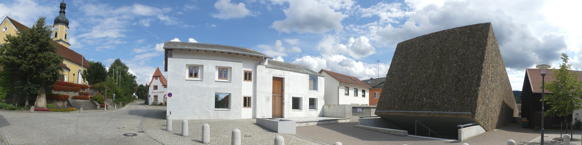 Blick auf das Zentrum von Blaibach mit dem Konzerthaus, Bürgerhaus und der Kirche