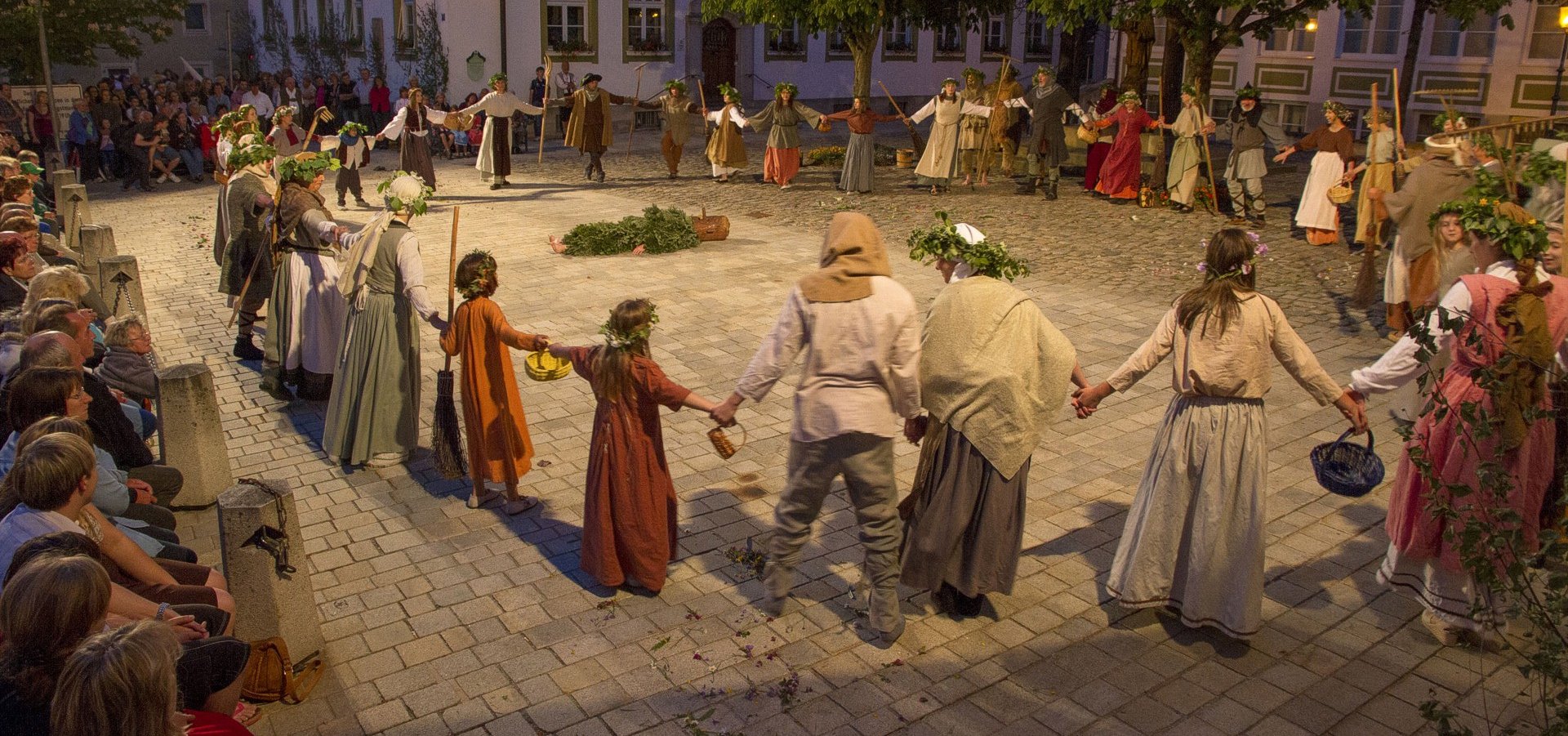 Kultur Die Darsteller bilden einen grossen Kreis und fassen sich dabei an den Händen.