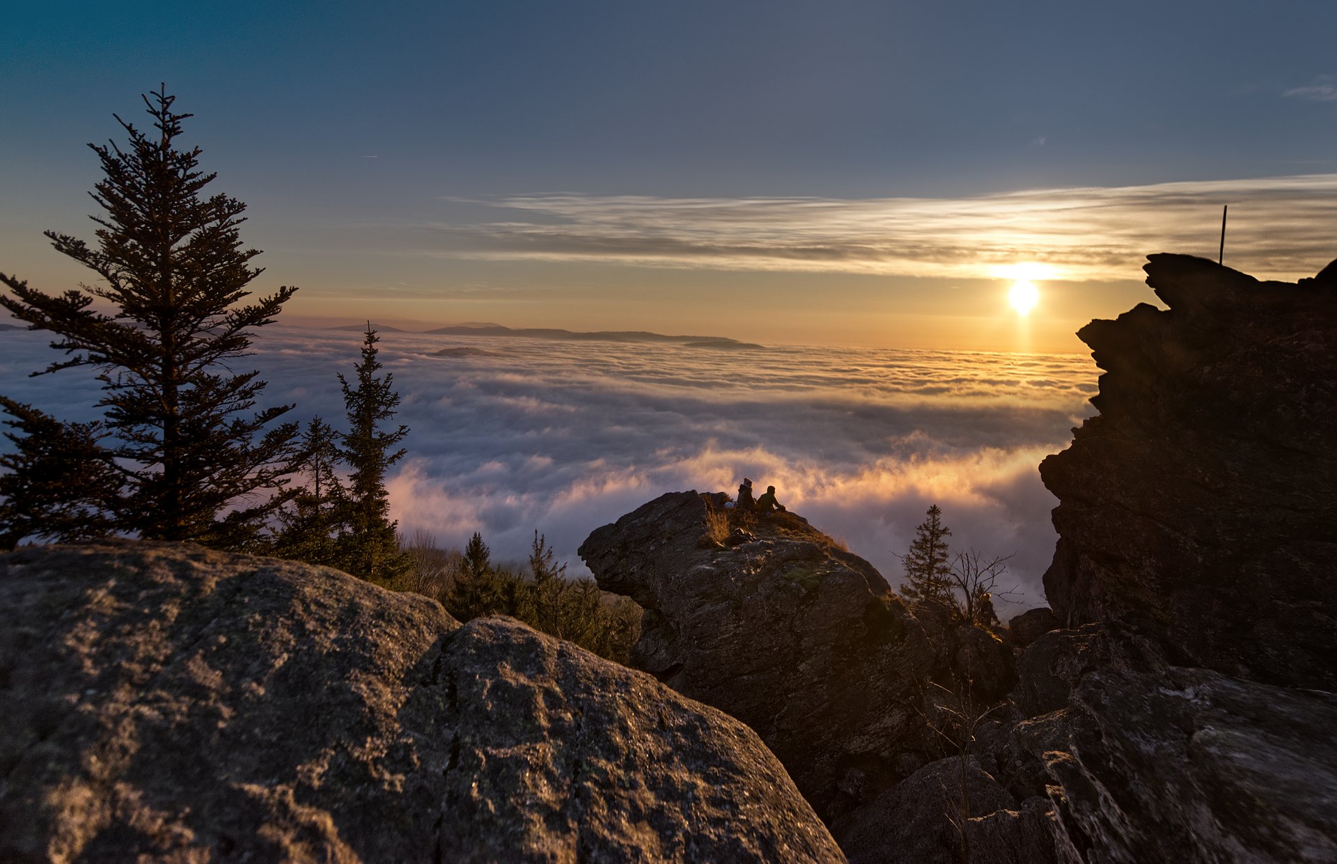 Nebelmeer Untergehende Abendsonnne am Kaitersberg mit Blick aufs Nebelmeer
