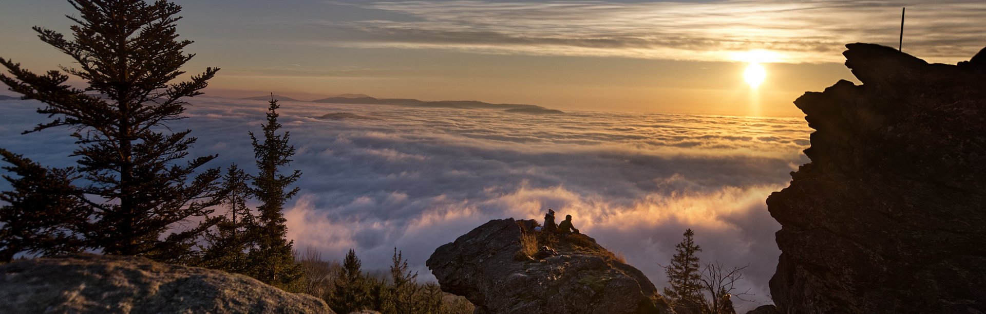 SummitLynx Untergehende Abendsonnne am Kaitersberg mit Blick aufs Nebelmeer