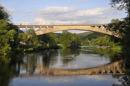 Blick auf die Brücke, welche sich im Wasser spiegelt