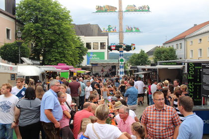 Festivalmeile des Street-Food-Festivals am Veitsplatz