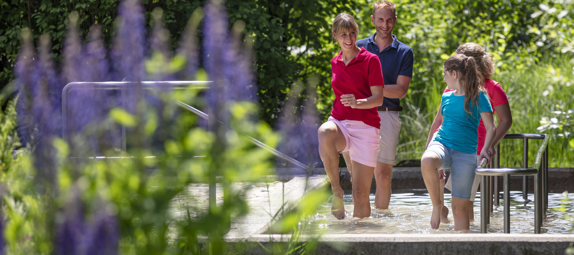 Familie beim Kneippen im Park