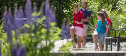 Familie beim Kneippen im Park