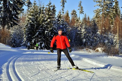 Langlaufender Mann von vorne