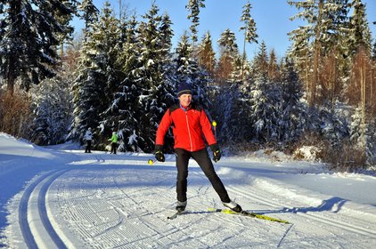 Langlaufender Mann von vorne