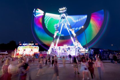 Blick auf die beleuchtete XXL-Schaukel am Festplatz in Bad Kötzting