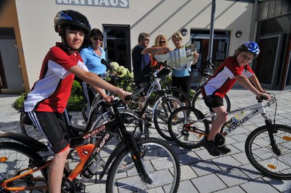 Radgruppe vor dem Rathaus in Zandt