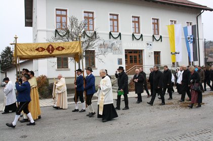 Die Gestlichkeit mit dem Allerheiligsten gefolgt vom Bürgermeister und Gemeinderat zum Martinr-Ritt in Miltach