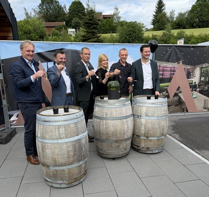 Blick auf die Ehrengäste beim Spatenstich für den neuen taste.club