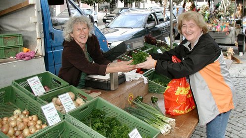 Marktstand am Wochenmarkt und Bauernmarkt am Platz vor St. Veit