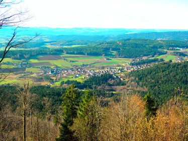 Blick auf Rimbach vom Hohenbogen eingebettet in den Talkessel