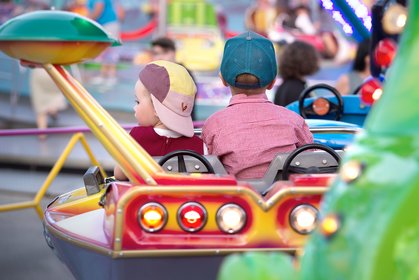 Blick auf ein Kinderfahrgeschäft auf dem Festplatz Bad Kötzting