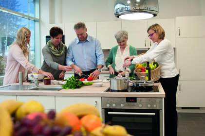 Gemeinsames Kochen in der Lehrküche des SINOCUR Präventionszentrums 