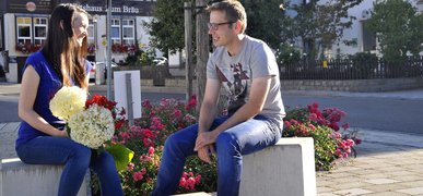 Ein Pärchen am Kirchplatz in Zandt