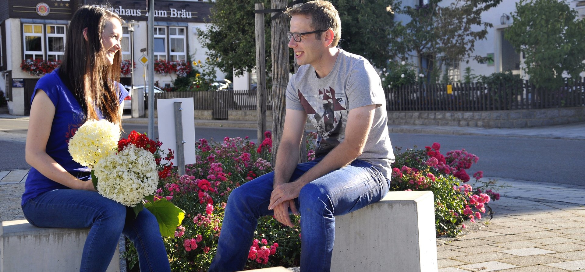 News Ein Pärchen am Kirchplatz in Zandt