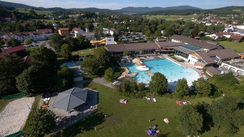 Blick auf das Freibad mit Liegewiese und das Aqacurgebäude