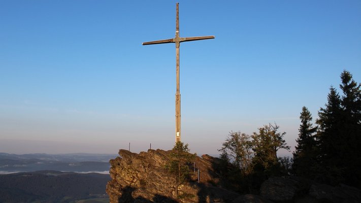 Blick auf das Gipfelkreuz am Kreuzfelsen (999 m)