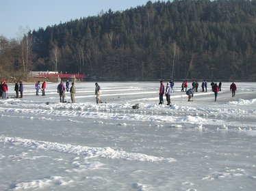 Eisstockschützen am zugefrorenen Blaibacher See