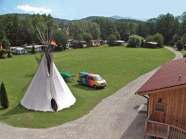 Wiese mit vielen Wohnwägen