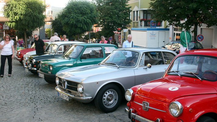 Autoausstellung am Marktplatz bei der italienischen Nacht in Bad Kötzting