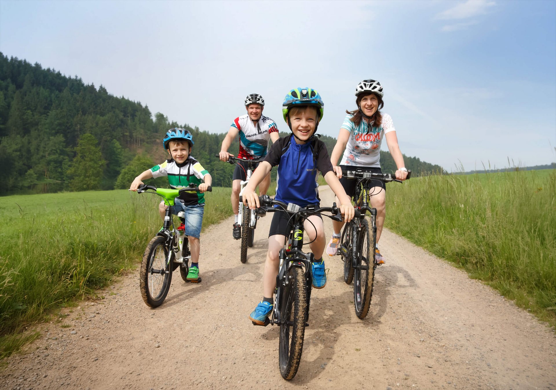 Familie macht eine Mountainbiketour