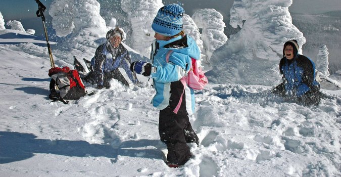 Ein fröhliches Kind im Schnee