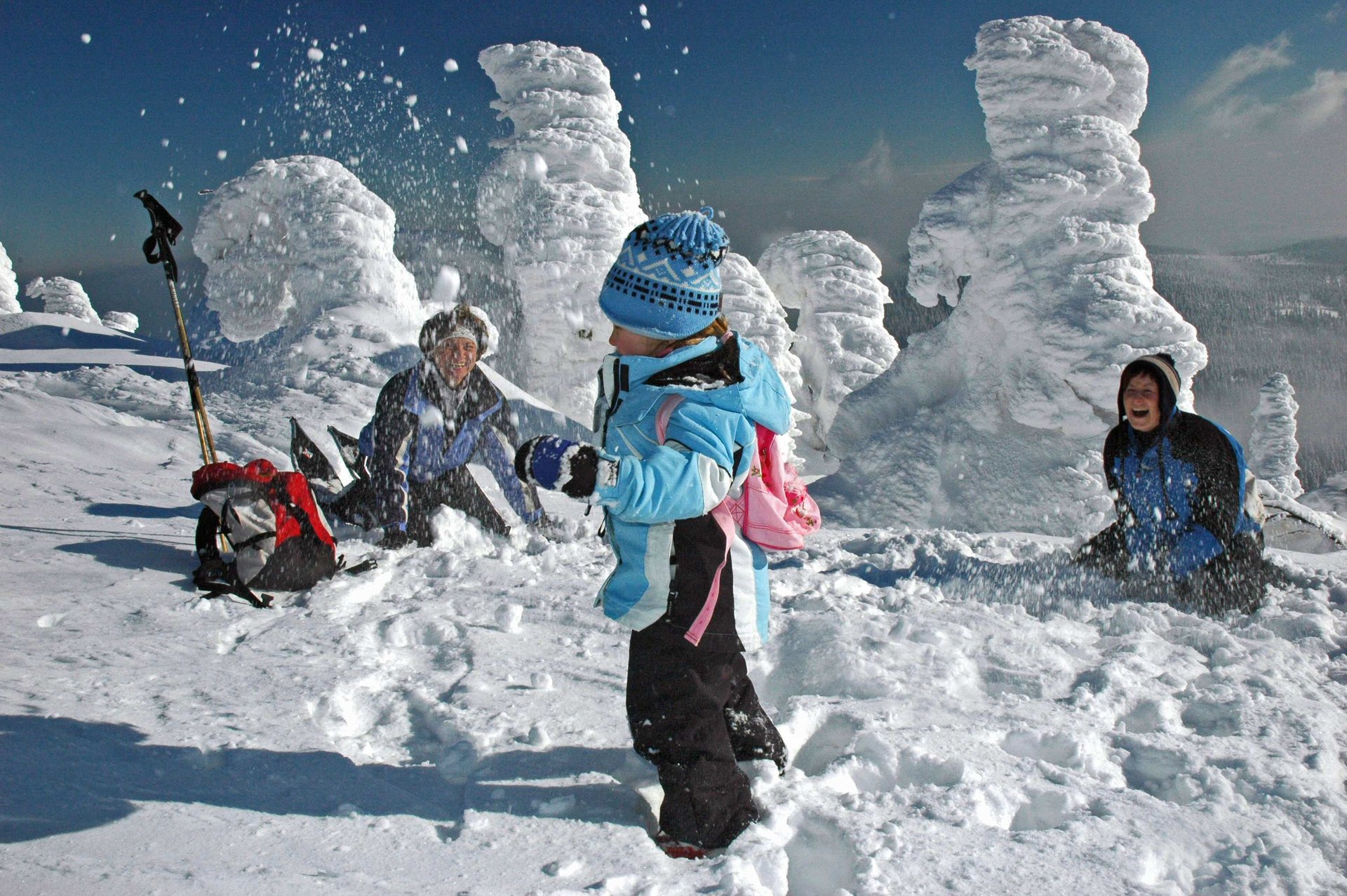 Winter Ein fröhliches Kind im Schnee