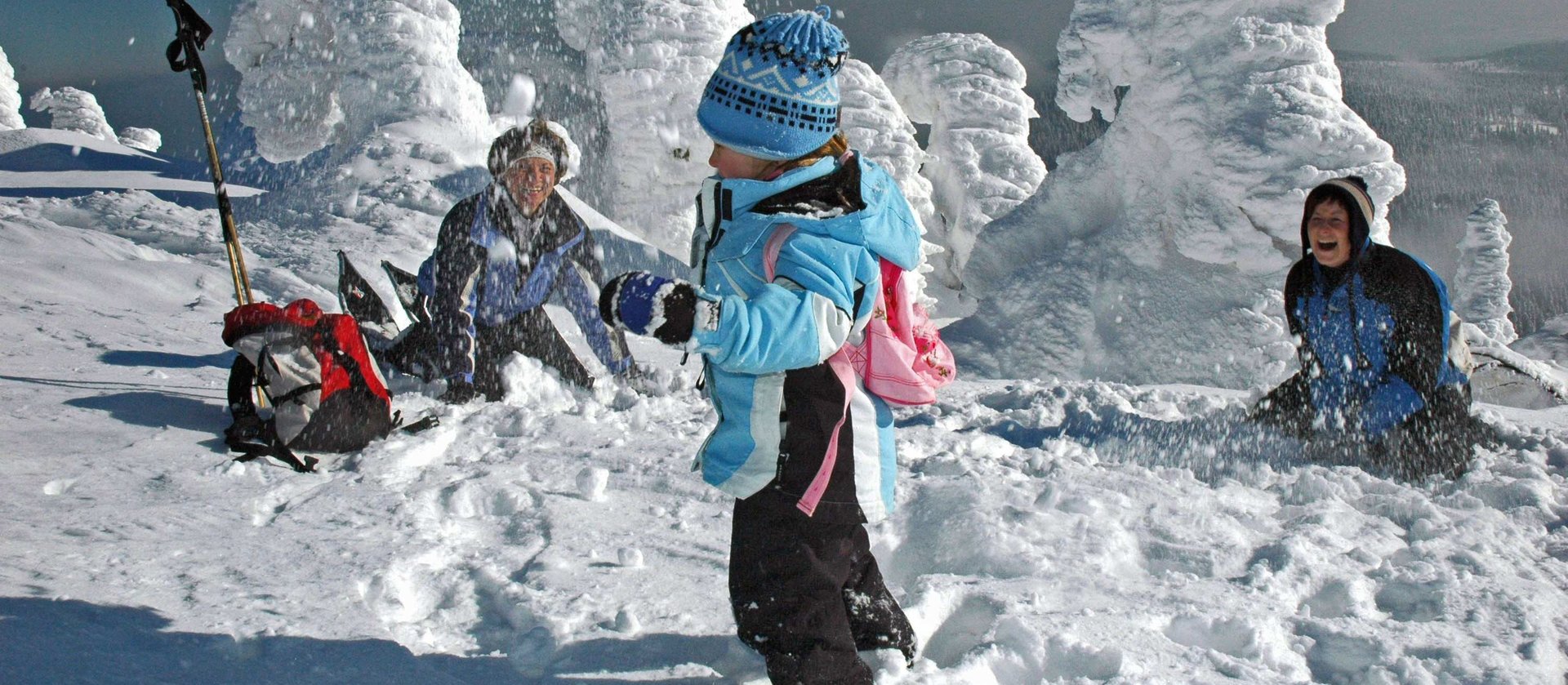 Ein fröhliches Kind im Schnee