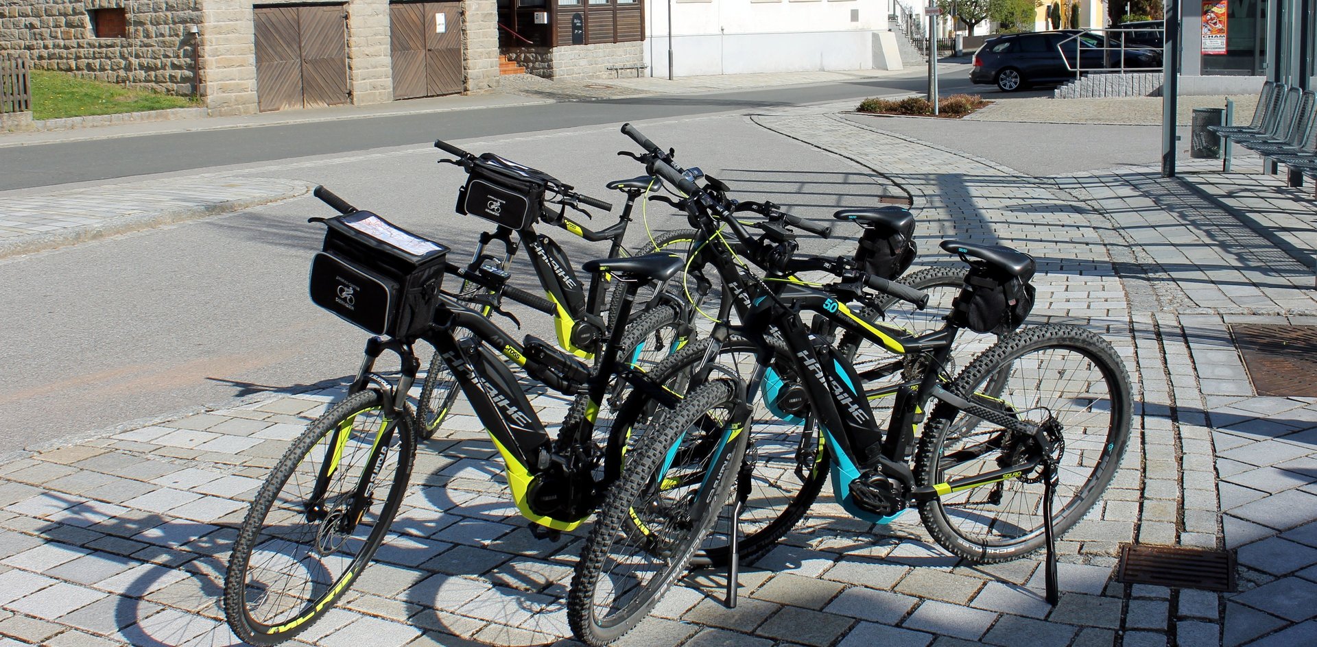 Radverleih E-Bikes auf dem Dorfplatz von Zandt