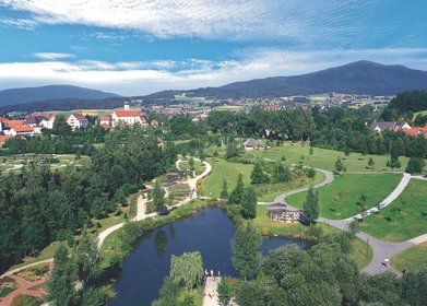 Luftaufnahme von Bad Kötzting mit Blick auf den Kurpark an einem schönen Sommertag