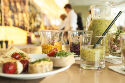 Catering mit angerichtetem Fingerfood im Foyer des SINOCUR Präventionszentrums