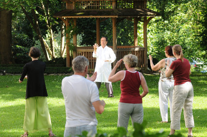 Qi Gong im Garten der TCM-Klinik Bad Kötzting