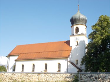 Blick auf die Kirche in Grafenwiesen, umgeben von der Friedhofsmauer