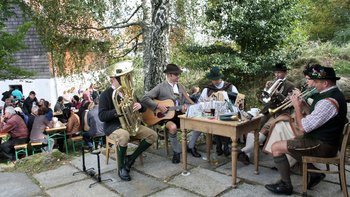 Musikgruppe die vor einem historischen Gebäude spielt