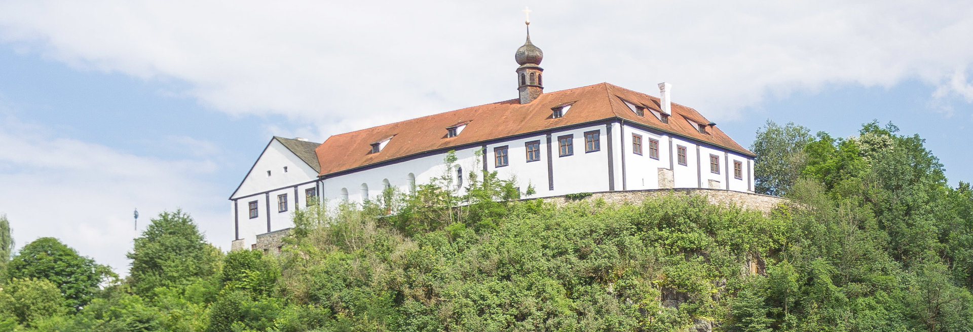 Idyllischer Radweg mit Blick auf das Schloss Altrandsberg 